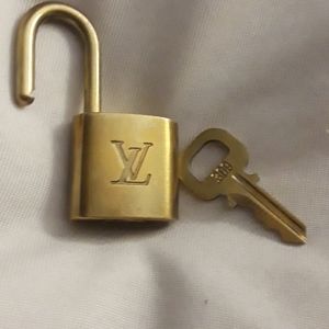 309 louis Vuitton lock and key working order.